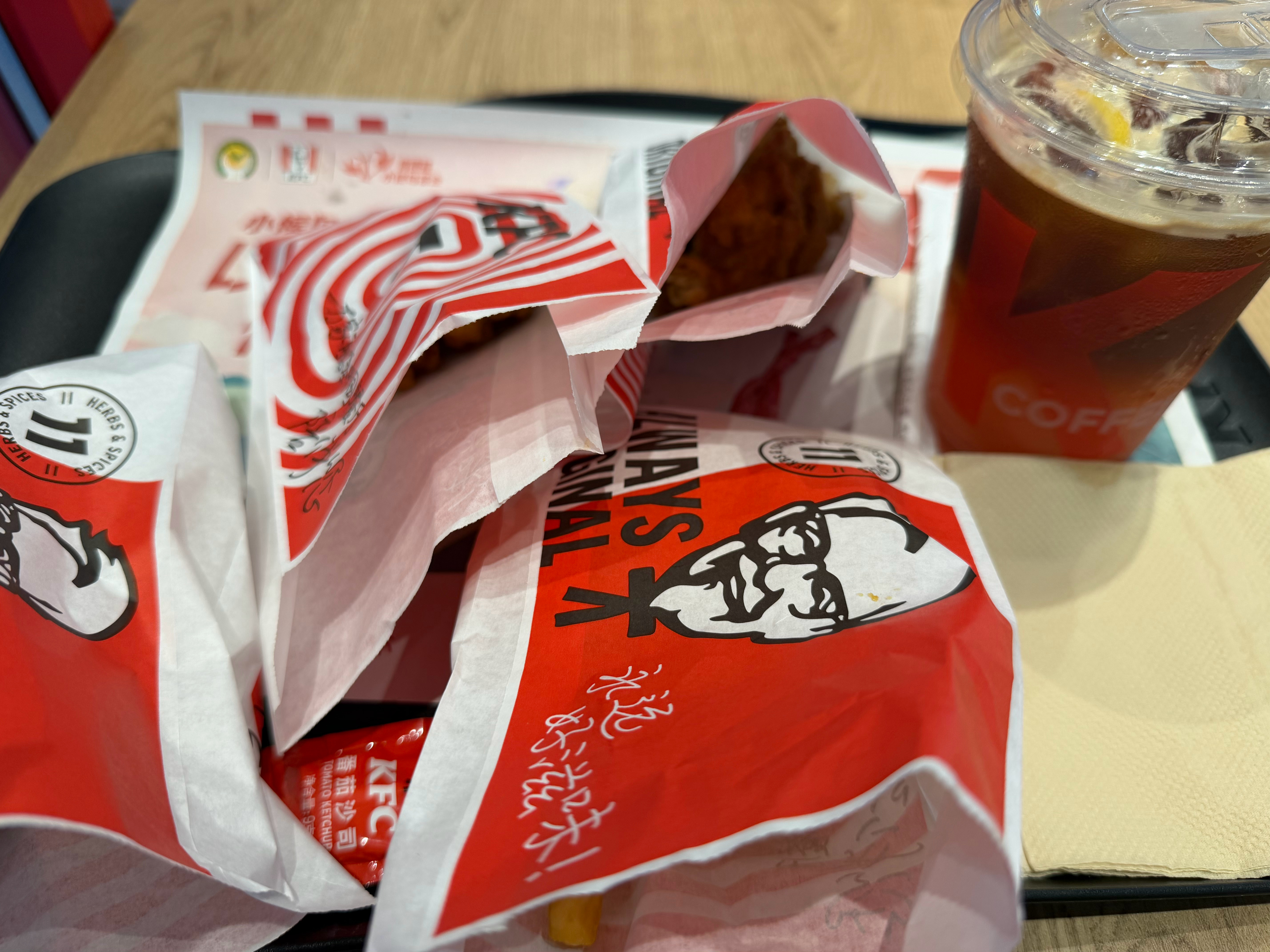 美好的一天☀️嗯对 一个普通的星期四下午，一位减肥人士酣畅淋漓吃了一顿肯德基，收