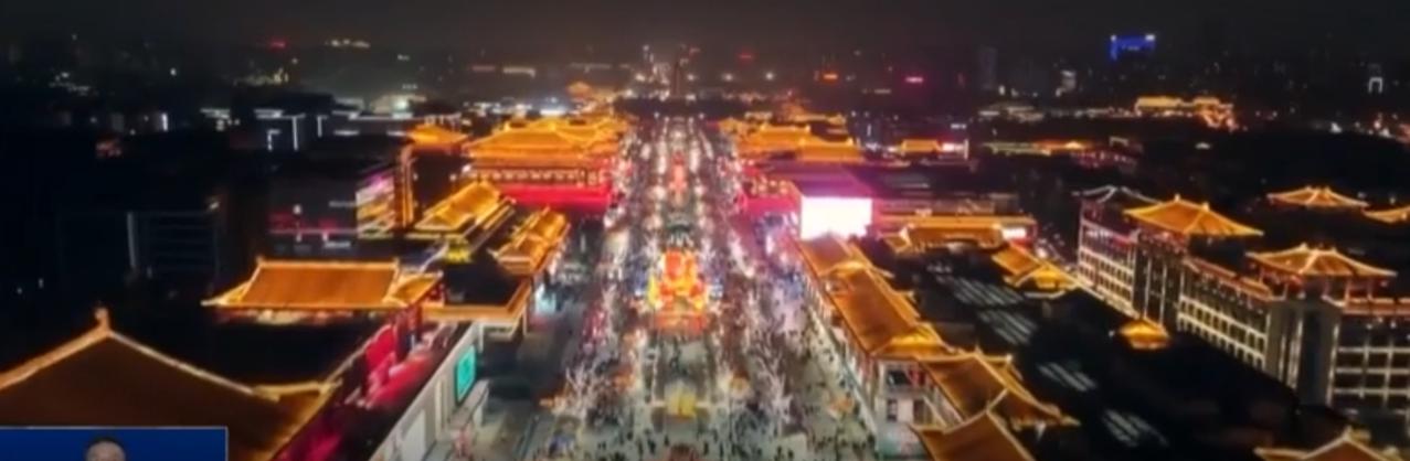 2026年的夜色里，中华大地铺展着动人的光影画卷。西安古街的仿古建筑灯火鎏金，人