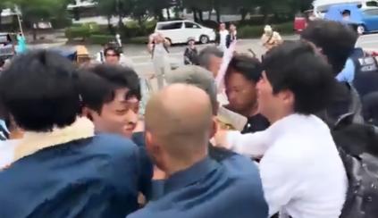 台湾男子在靖国神社门口被日本人围殴了。网传8月15日，日本战败投降81周年当天，
