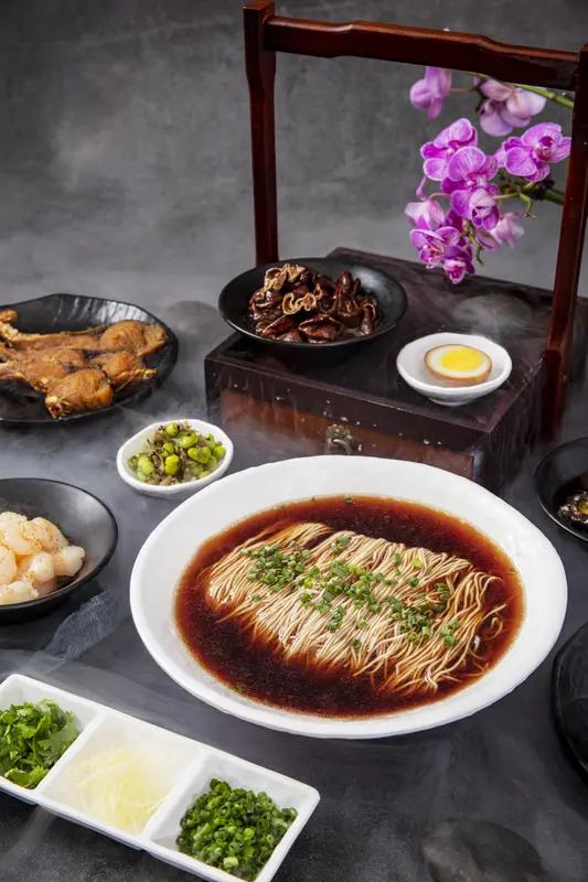 苏州当地有什么特色美食? 
苏式汤面、松鼠鳜鱼、生煎包、梅花糕、藏书羊肉等。