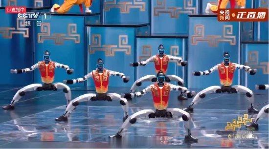 春晚宇树机器人亮相《武 BOT》节目，大秀武术、跑酷。308_IO 机器人全面入