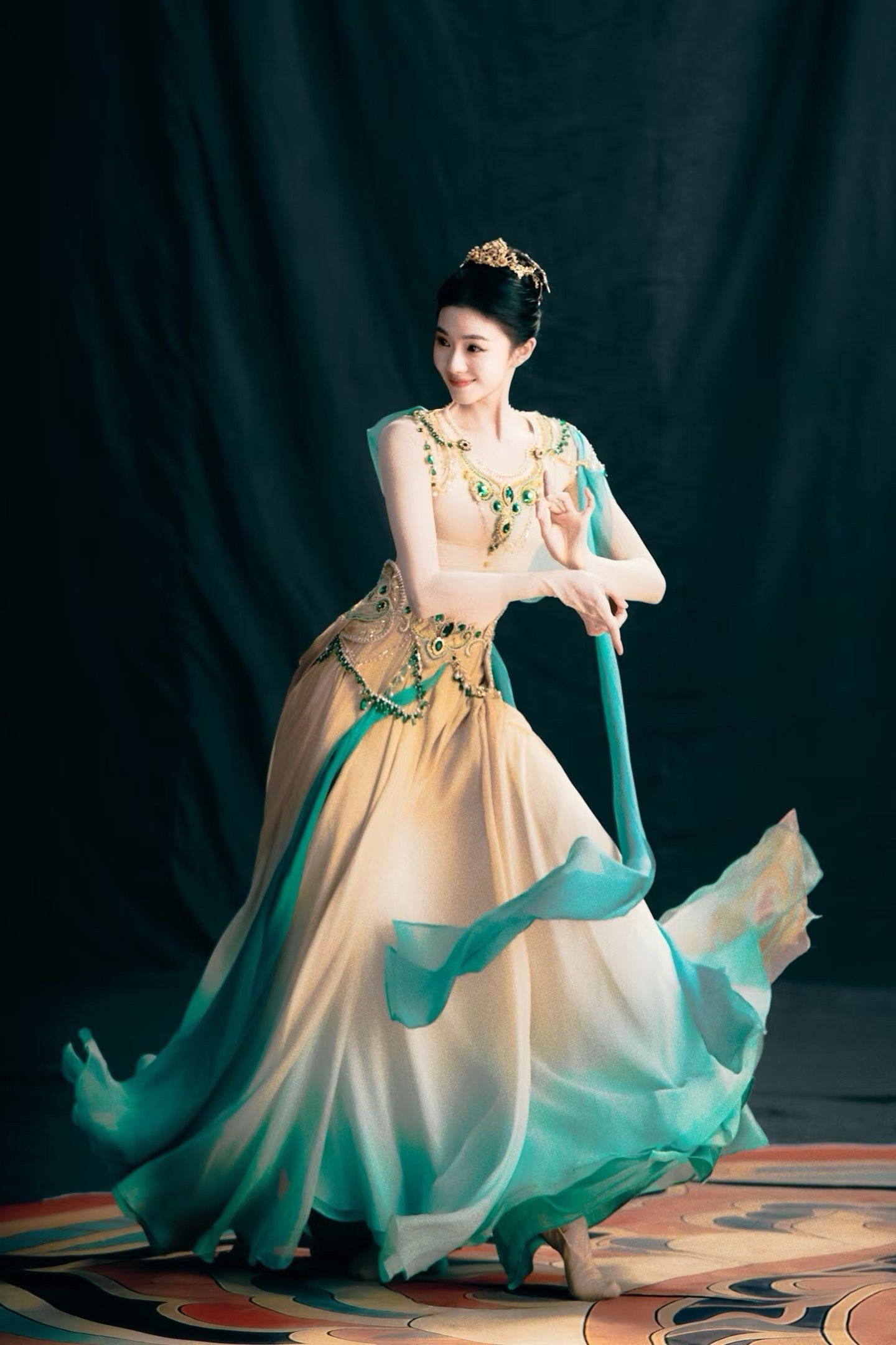 刘浩存三星五费美如画刘浩存舞出画之灵国风美谁看了不说一声绝，人随舞动，景随人活，