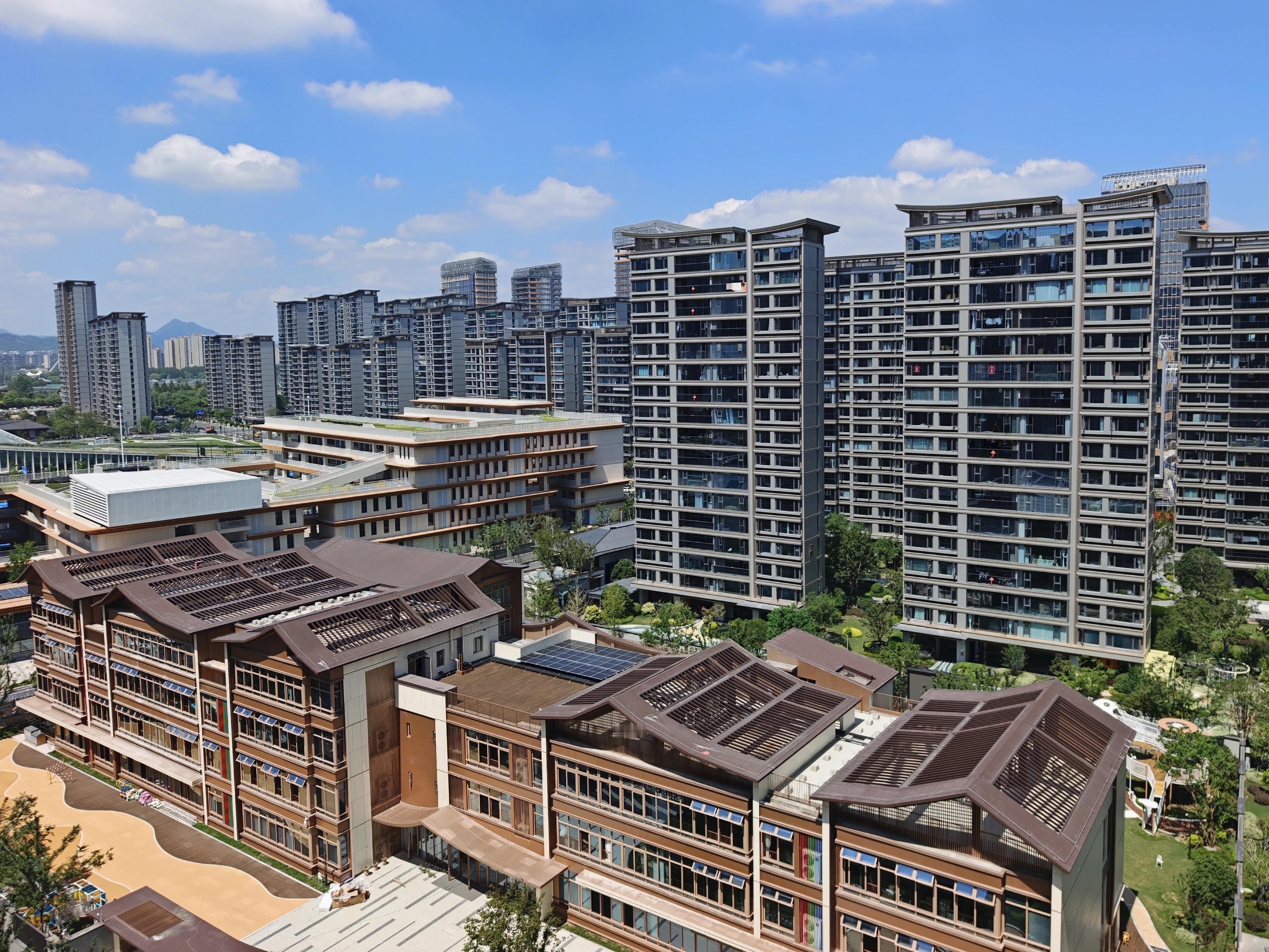 建发云启之江交付以后，第一次来看房。有些组团入住率很高了，看了差不多十套房源，看