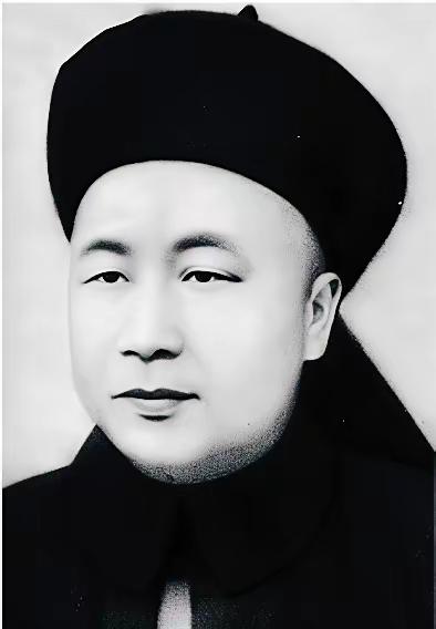 1894年，广州邓家门前，御赐"教子有方"金匾刚落地，邓老夫人摸了一下就缩了手。