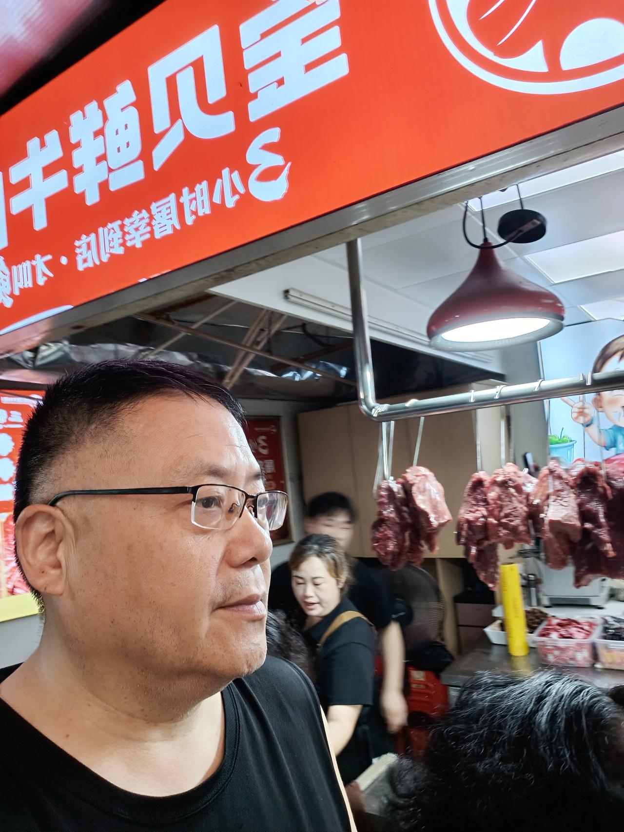 今天是周末，菜市场的人特别多，尤其是“宝贝鲜牛肉铺”门口更是里外三层人。

这家