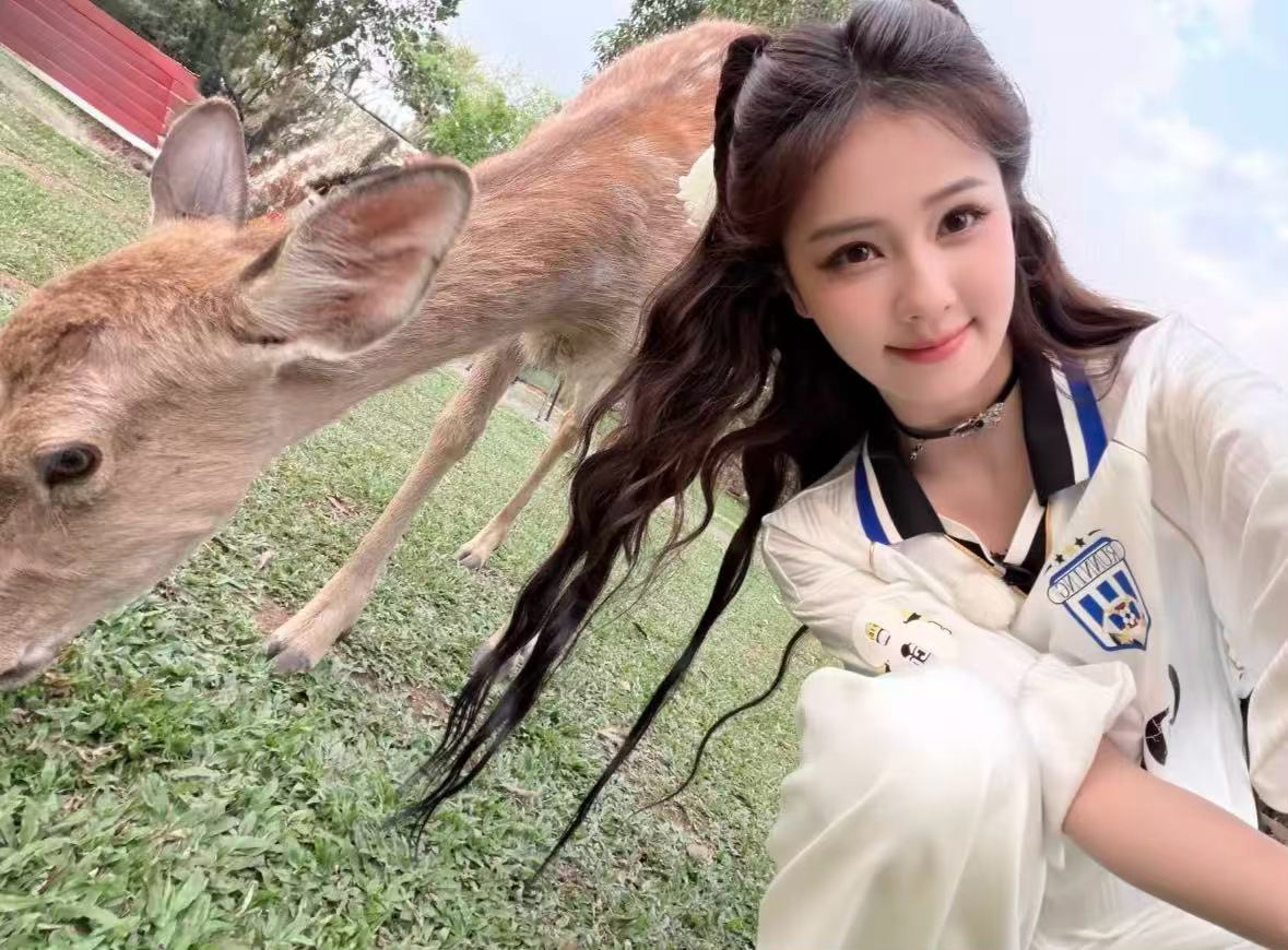 白鹿问完刘耀文给了自己一巴掌 白鹿那个表情变化我看了八遍：好奇→计算→瞳孔地震→