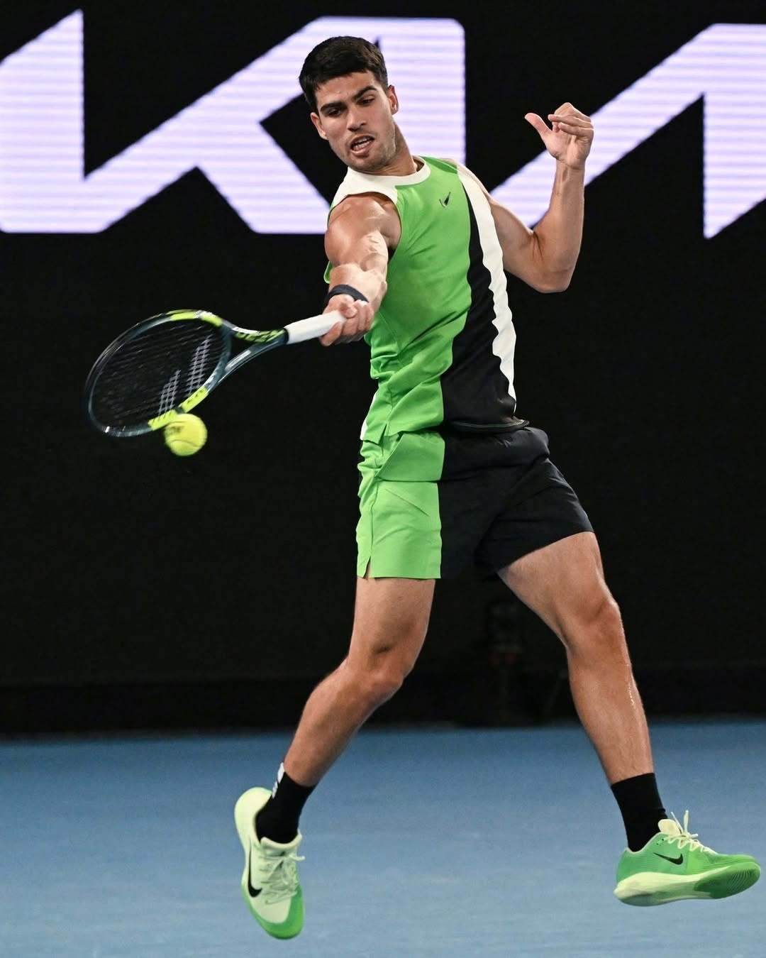 阿尔卡拉斯夜场黑袜、日场白袜你们更喜欢哪个呢？去年澳网，阿尔卡拉斯1/4决赛输给