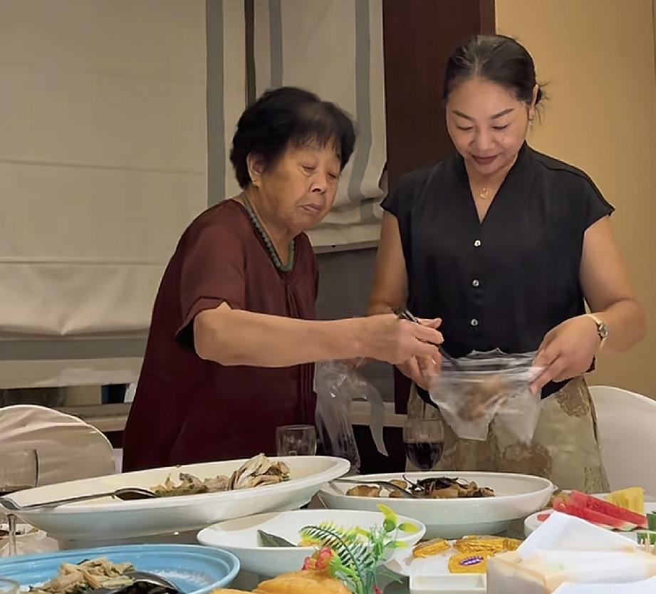 厉家人端午节聚餐1个细节看出厉家人会过日子
林丽端午节录视频开心的不得了

不得