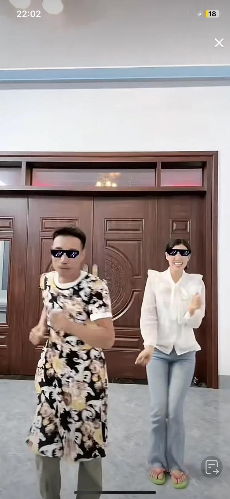 昨晚小松吃完晚饭后，在直播间一家人又是载歌载舞，不知小叔哪个灵感触发，突然穿着连