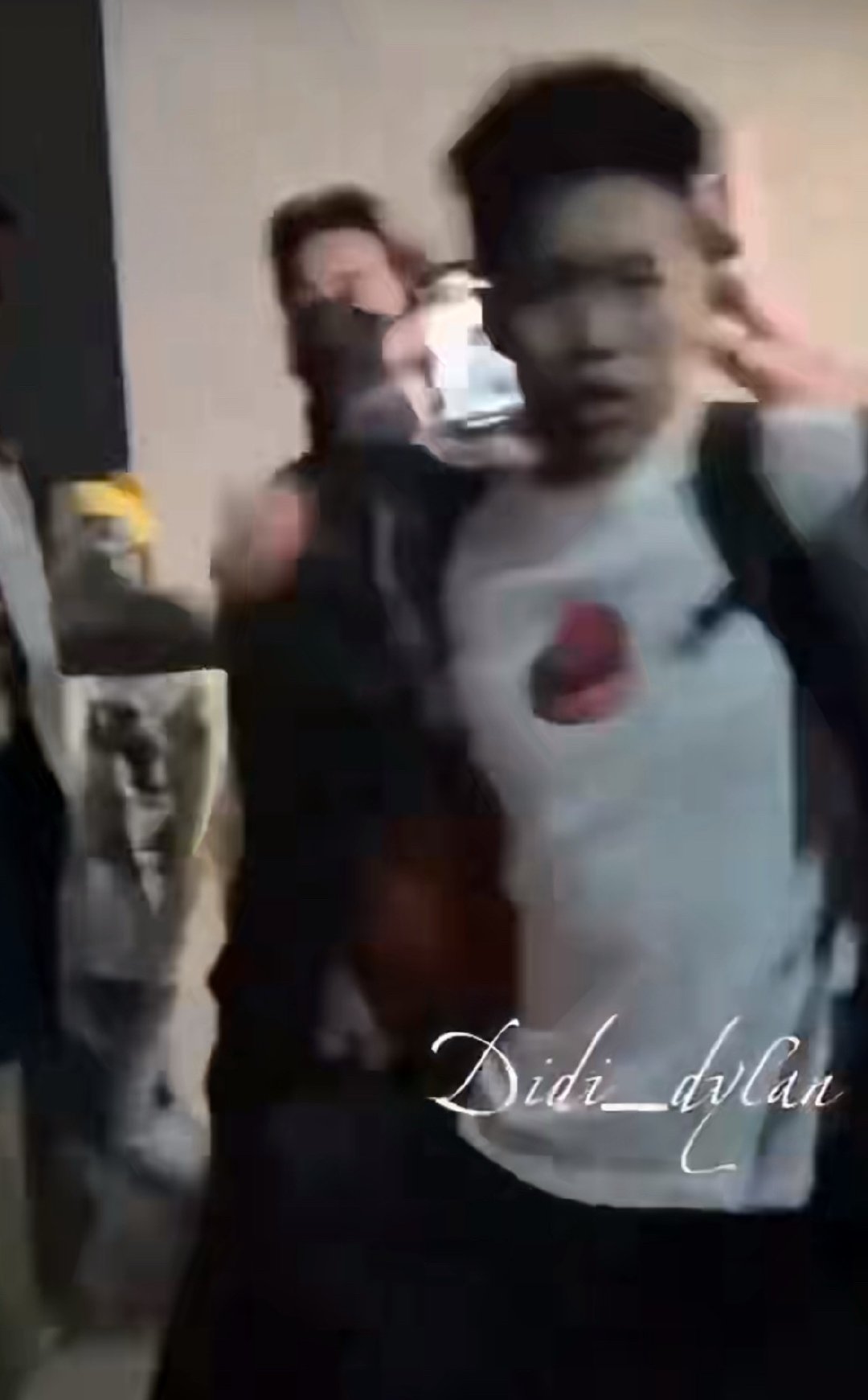 手机都怼王鹤棣脸上了，这还叫拍摄者？哪个粉丝和路人会这么拍？这就是明明白白的私生