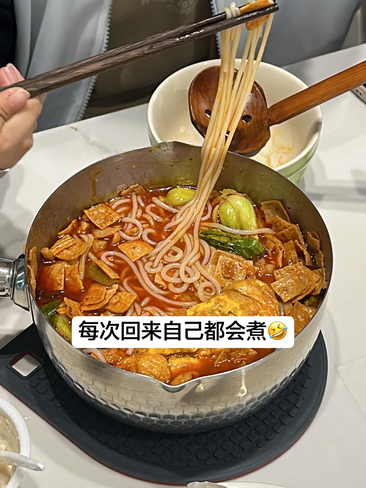 臭宝螺狮粉，虽然不是最最好吃，但绝对是性价比最高的，一袋下来该有的都有，而且汤汁