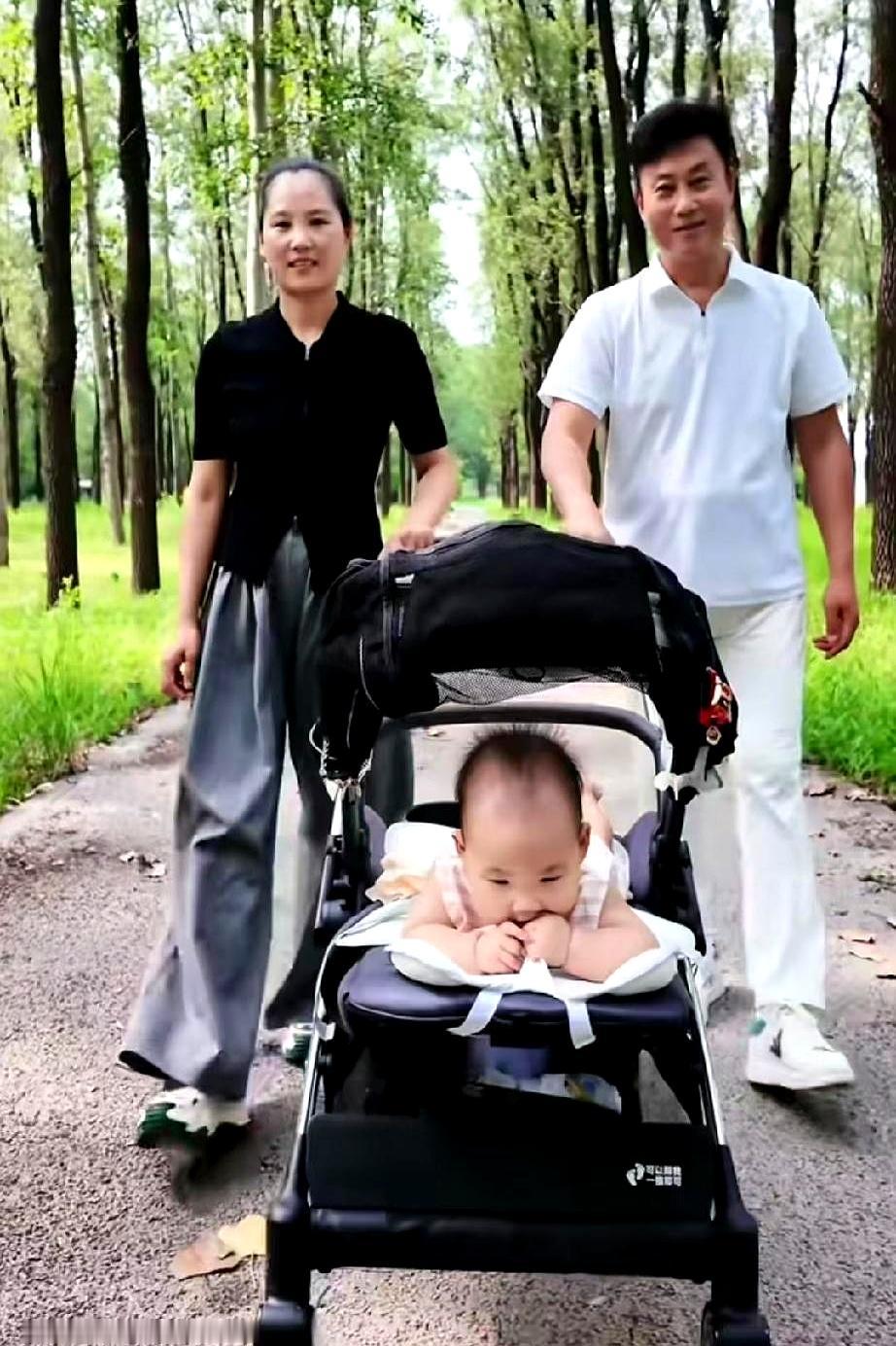 每天挤地铁被“班味”腌入味的打工人，看到这画面谁能不破防？
老艺术家耿为华一家三