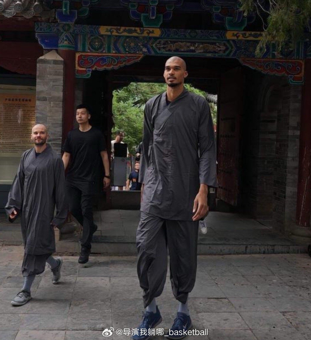文班来接任吧，顺便还能打个国际大赛[哈哈]少林寺住持释永信被查 ​​​