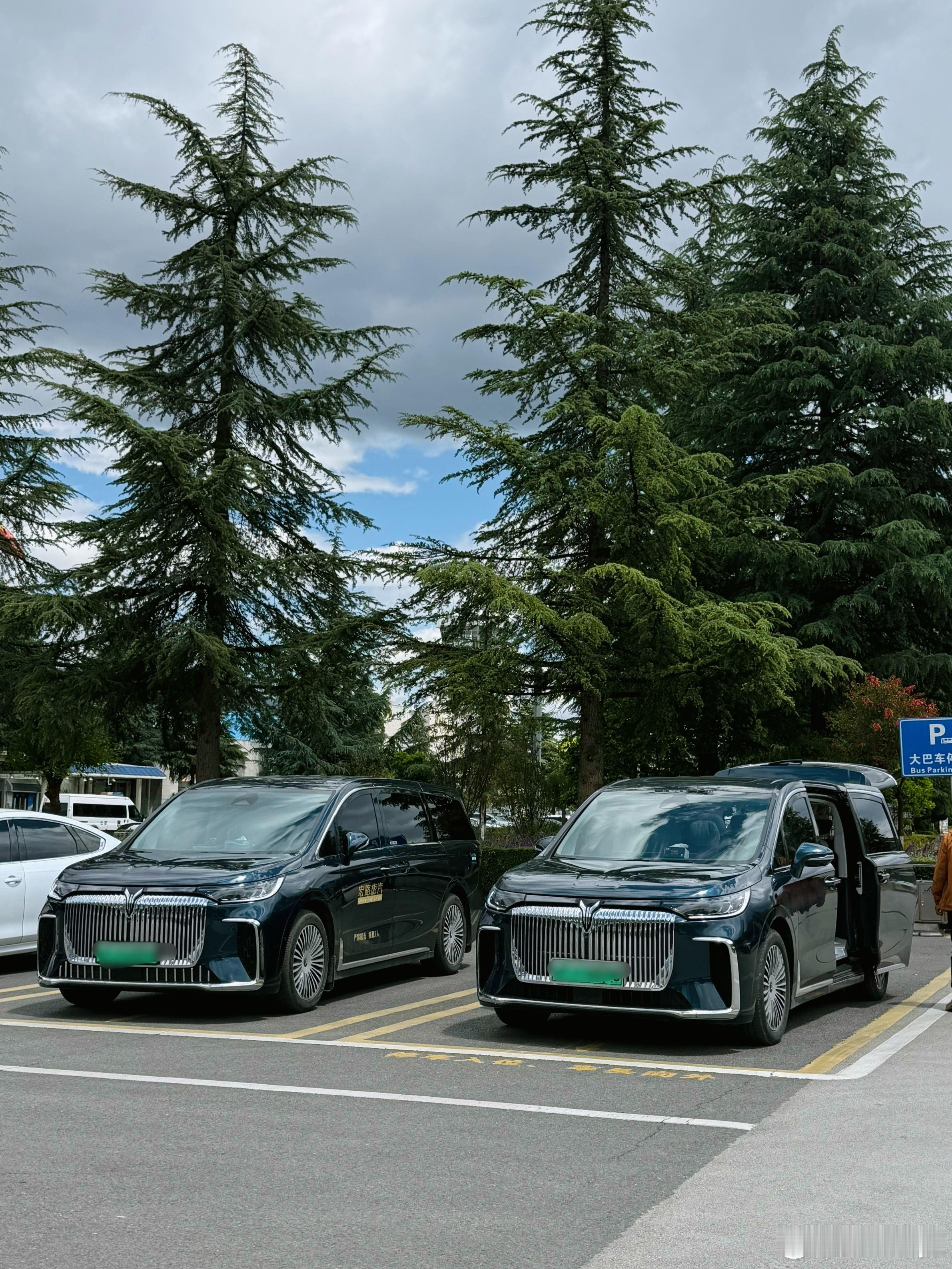 到丽江啦，将要深入体验2个半小时岚图梦想家的座椅。还别说，这个车色有种透亮的感觉