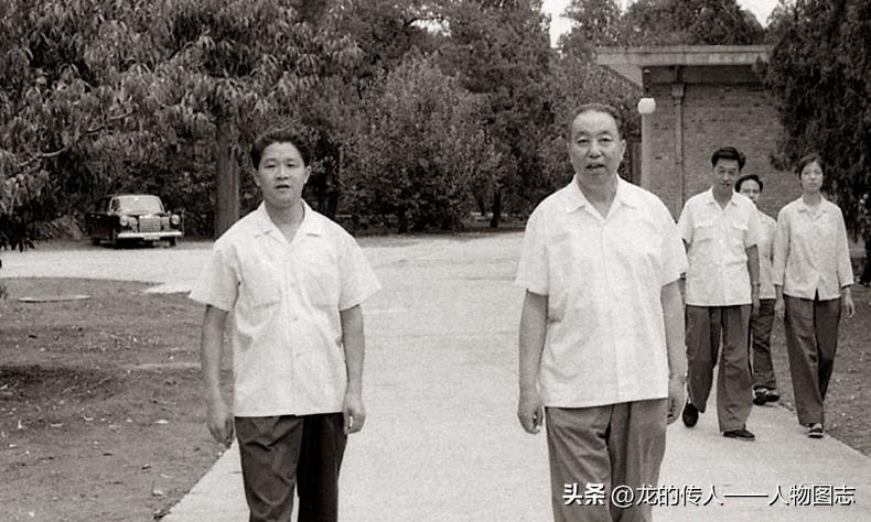 1978年8月，华国锋和曹万贵等身边工作人员在办公室周边散步。