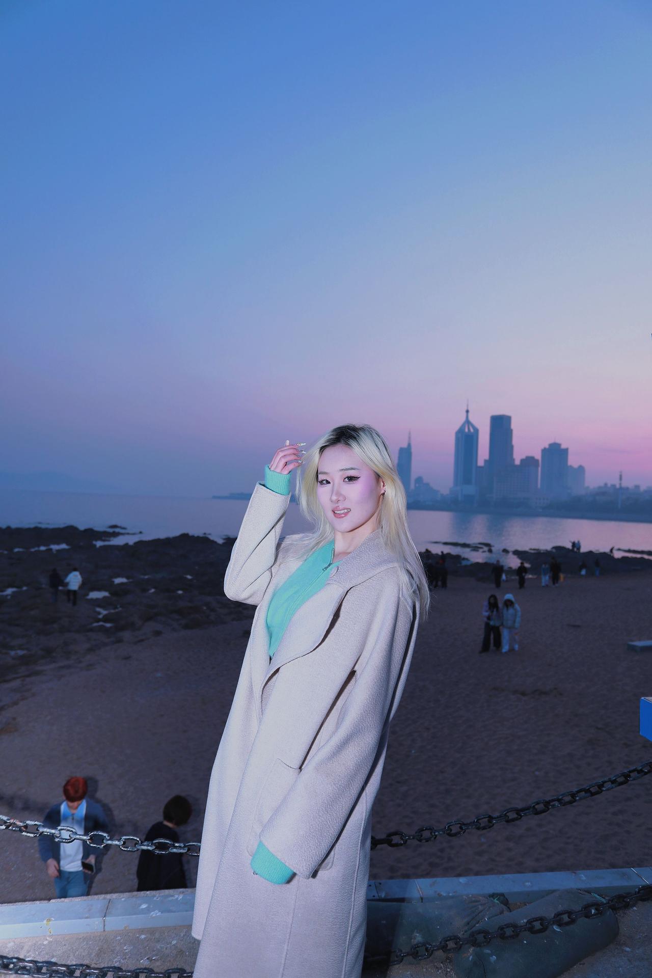 人像摄影约拍跟拍青岛海边打卡 海边美女 欧美风 我镜头里的美女原创原图直出照片