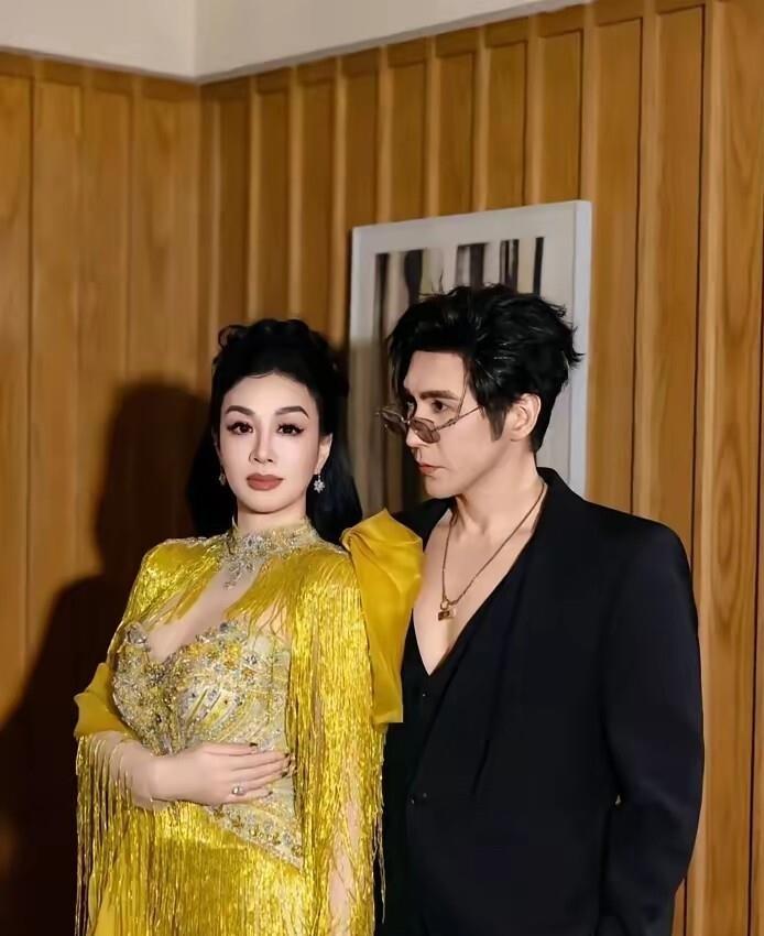 张伦硕是山东临沂人，独子，父亲民警，母亲主妇。 他决定娶钟丽缇那天，家里电话打了