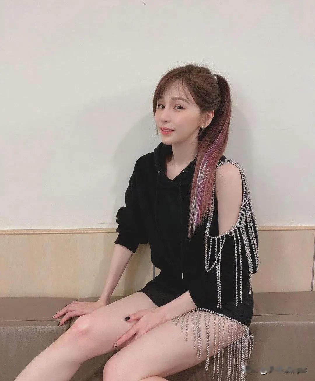 王心凌仍旧维持着如年轻般的精神状态，似乎时间未曾在其身上留下痕迹。试看眼前这魅力