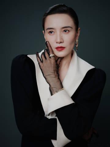 宋佳穿了40年前的古董礼服 复古美学与年代剧集完美碰撞！宋佳身着1985年Osc