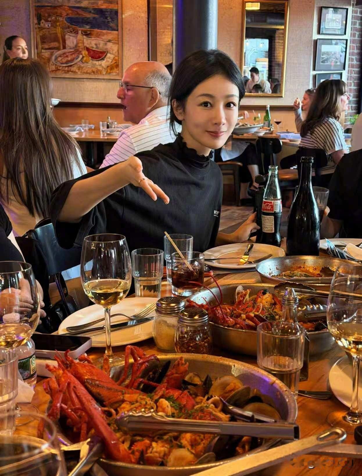 杨紫拿了金鹰奖后，说工作已经排到了十月份。
然而，现在八月份，她正在美国波士顿度