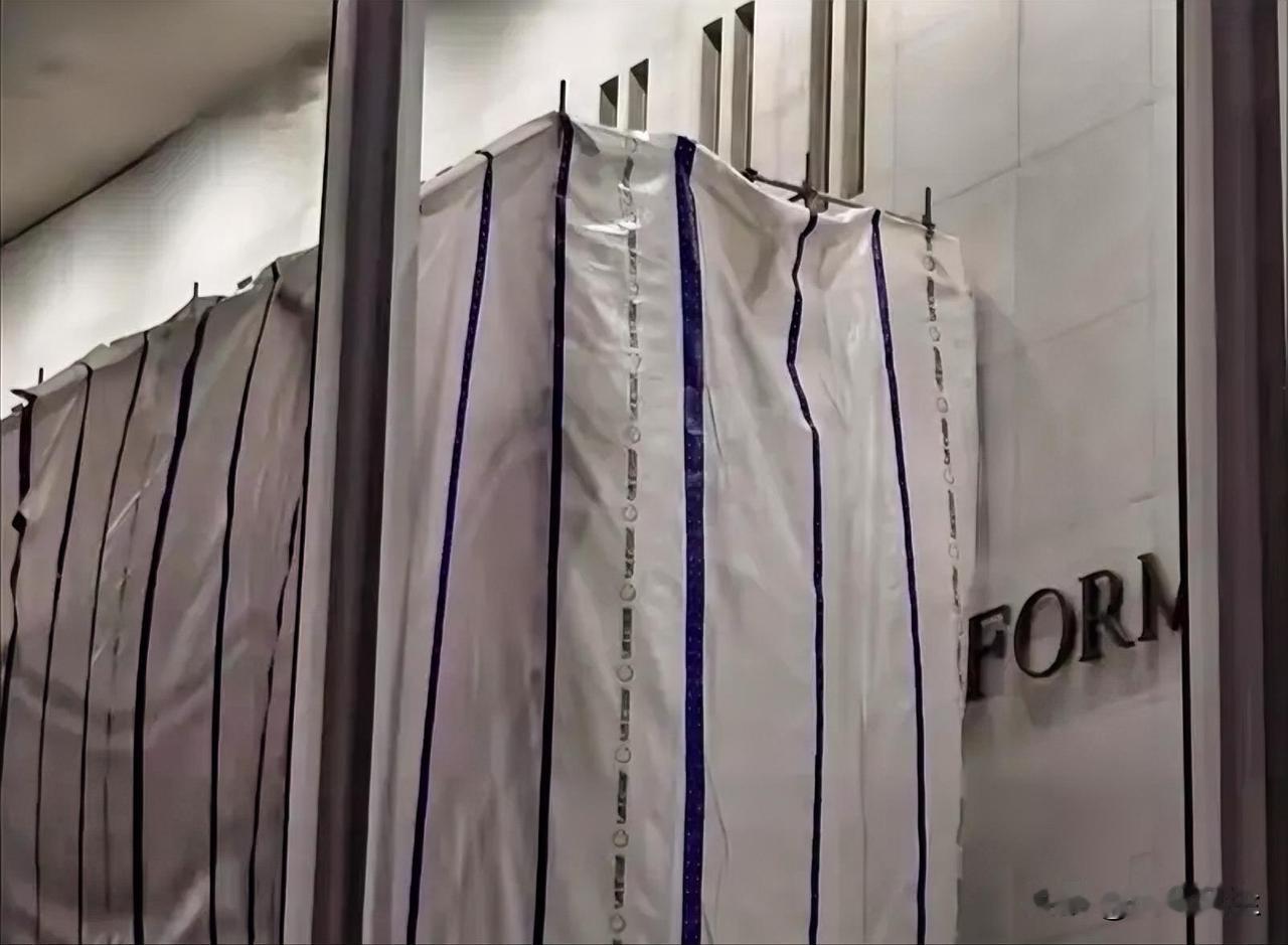 笑死，工人拆除肯尼迪中心外墙上的“唐纳德·J·特朗普”名字时，架起脚手架，将拆除