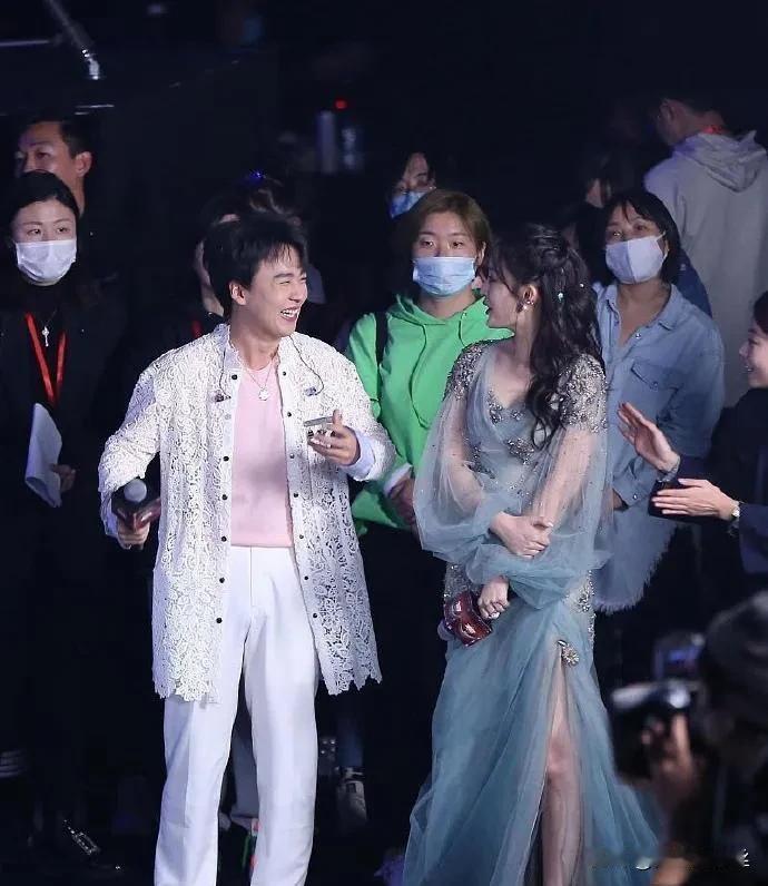 郭麒麟与李沁的同框画面，宛如艺术界的两座不同雕塑，一个有着如狮子般的阳刚与气势，