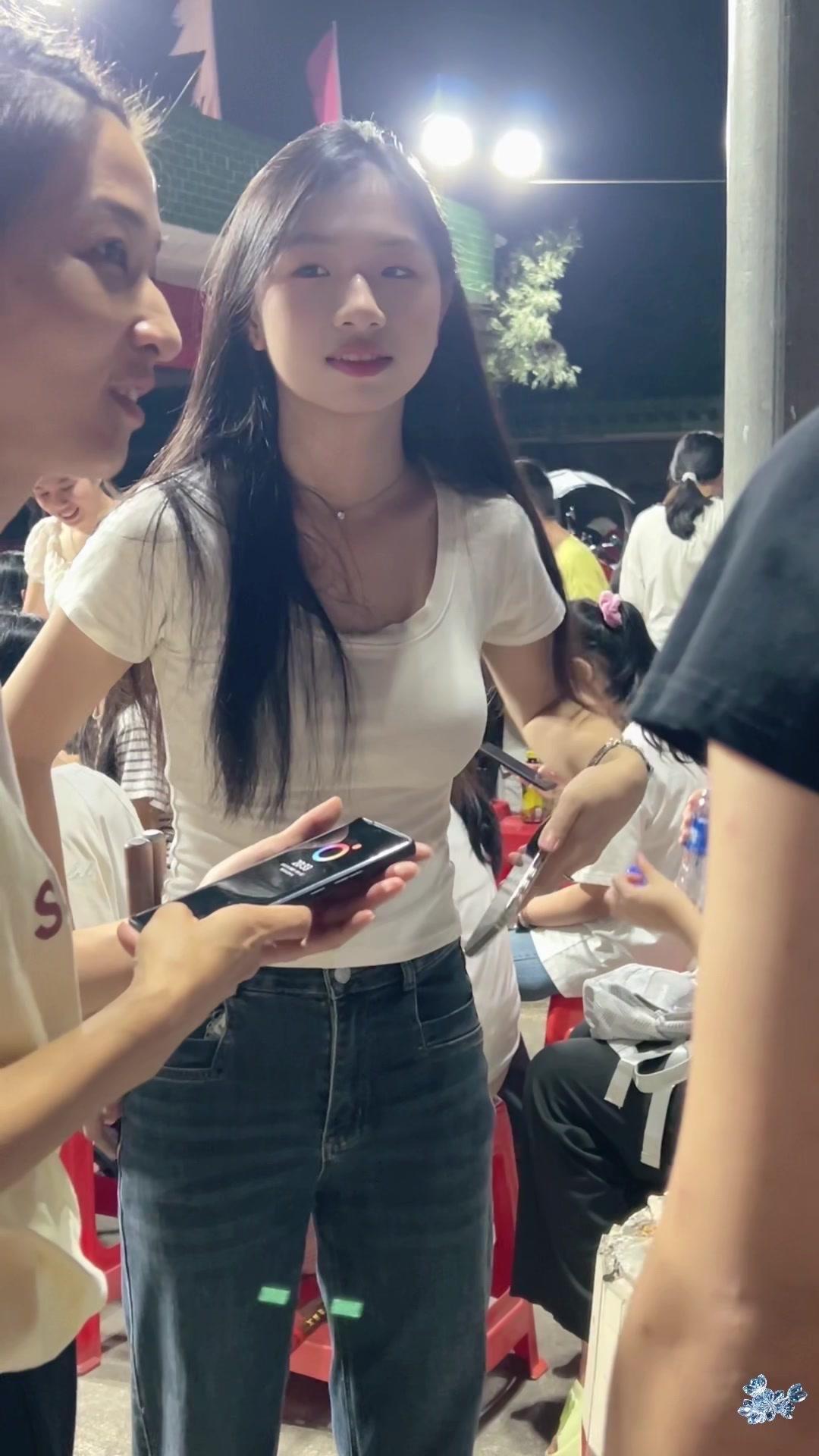 河浦锣鼓队的黄梓涵，敲锣时利落又有精气神，浑身都是民俗氛围里的鲜活劲儿，看外表完