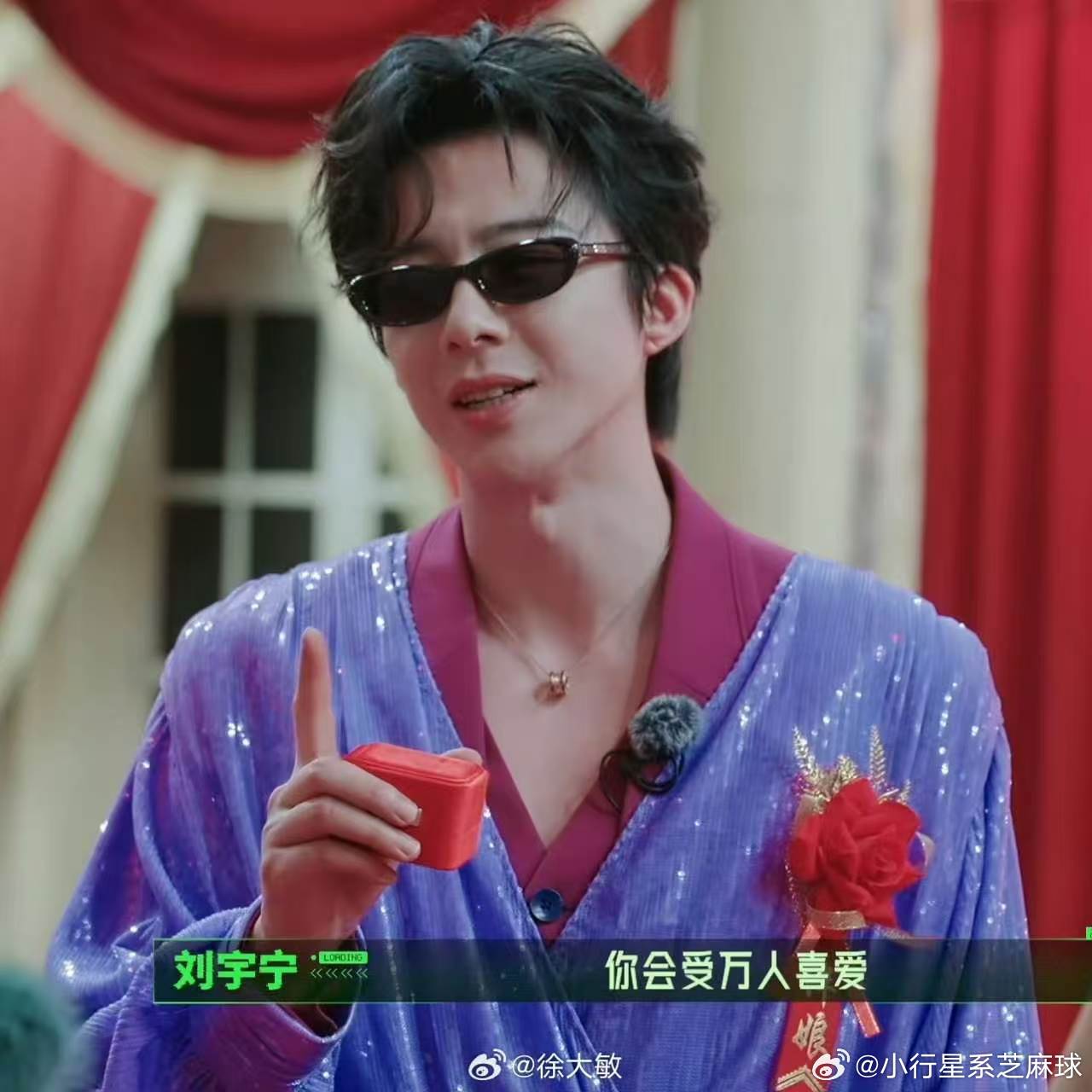张凌赫帮金靖拽衣服显腰身张凌赫刘宇宁好懂金靖 整个互动过程流畅自然，没有刻意剪辑