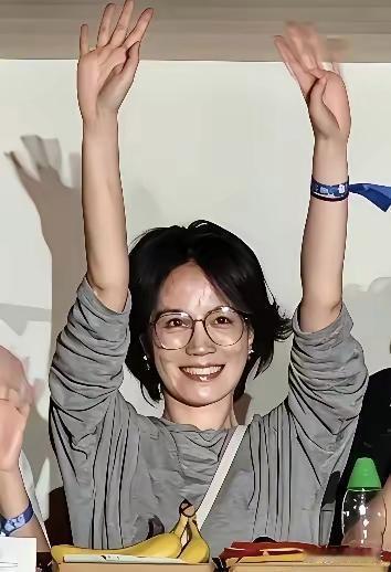 8月22日那英的演唱会上，57岁的王菲坐在台下，被那英现场点名，马上举手回应。那