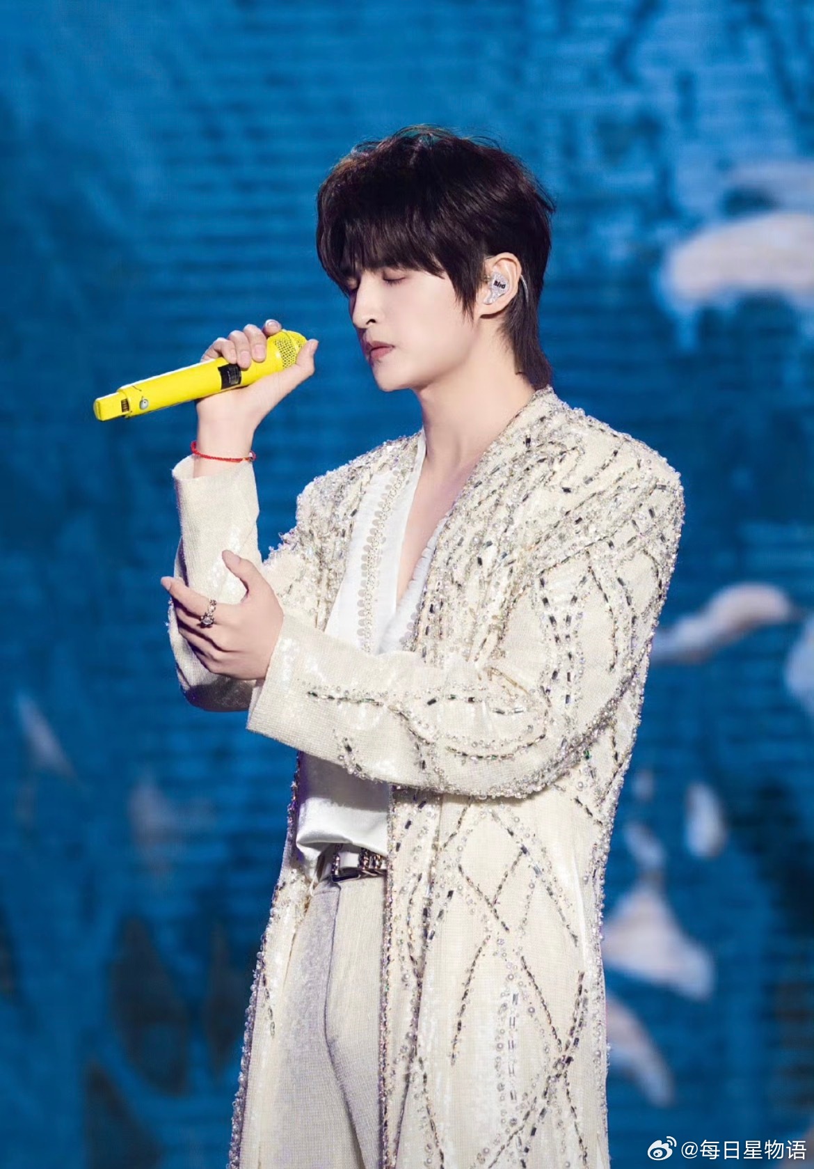 张远打听式唱法人传人 超级巅峰之夜的红毯上，张远再现打听式唱法，梦回李逗逗导师的