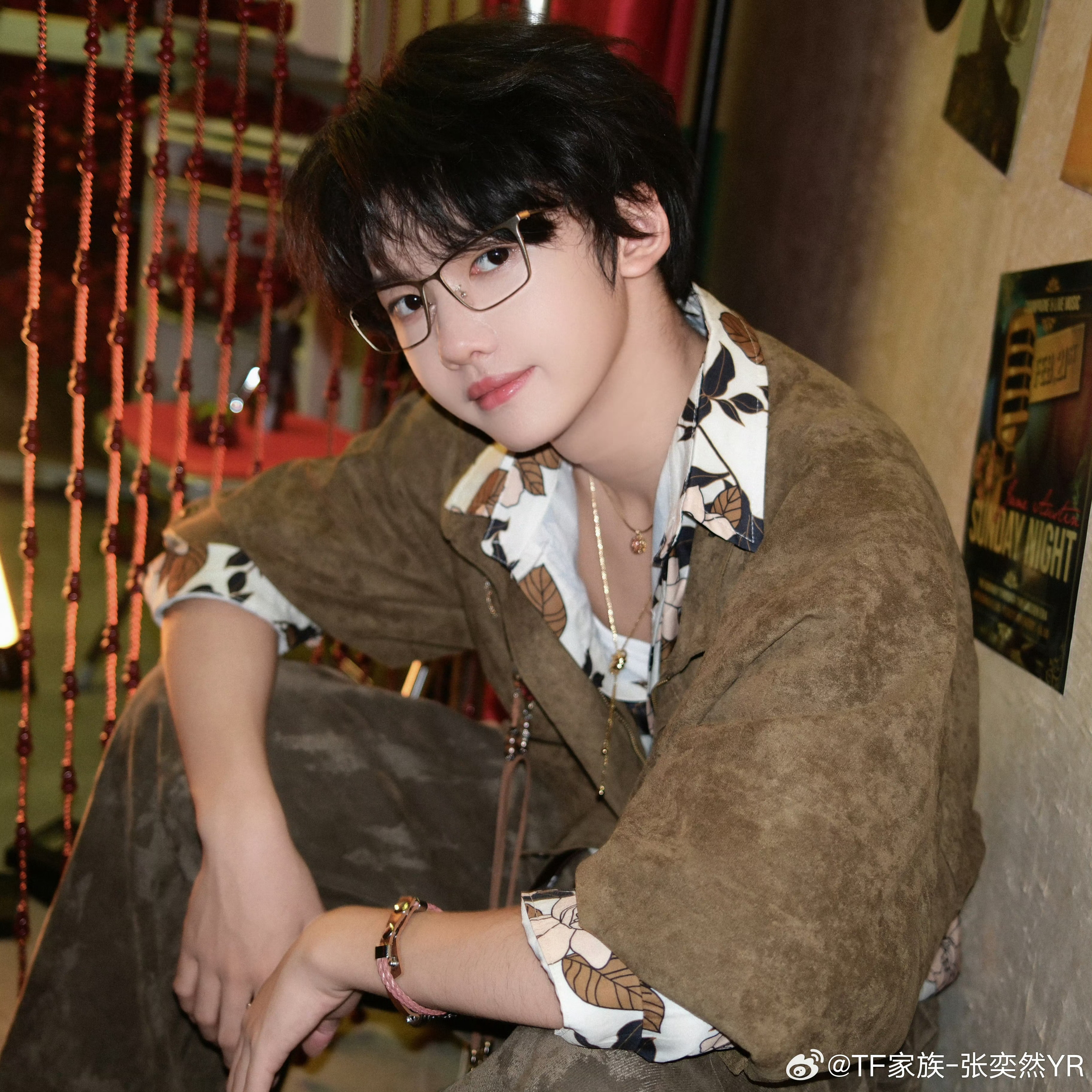 张奕然瘦了 张奕然海边plog来啦🌊玩泡泡机🫧可爱元气猪🐷金丝眼镜👓好带