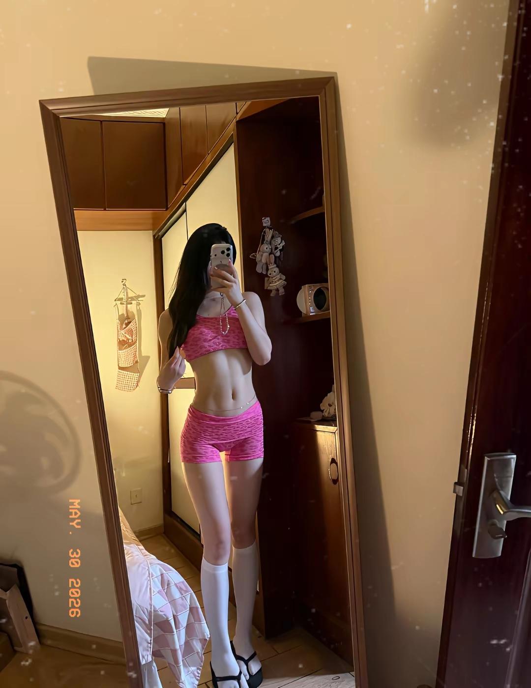到底要怎样才能练出马甲线。女生练出腹肌 塑身健身照 女生必练塑形 练出美女