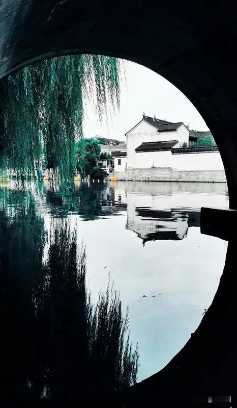 游客雨中游中轴“烟雨画中轴，一步一江南；不见晴日烈，独得润心田。”