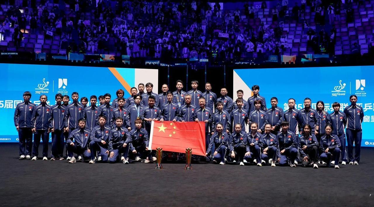 国乒官方社媒晒出今日海口亚洲杯国乒团队大合照！
中国乒协王励勤与国乒总教练秦志戬