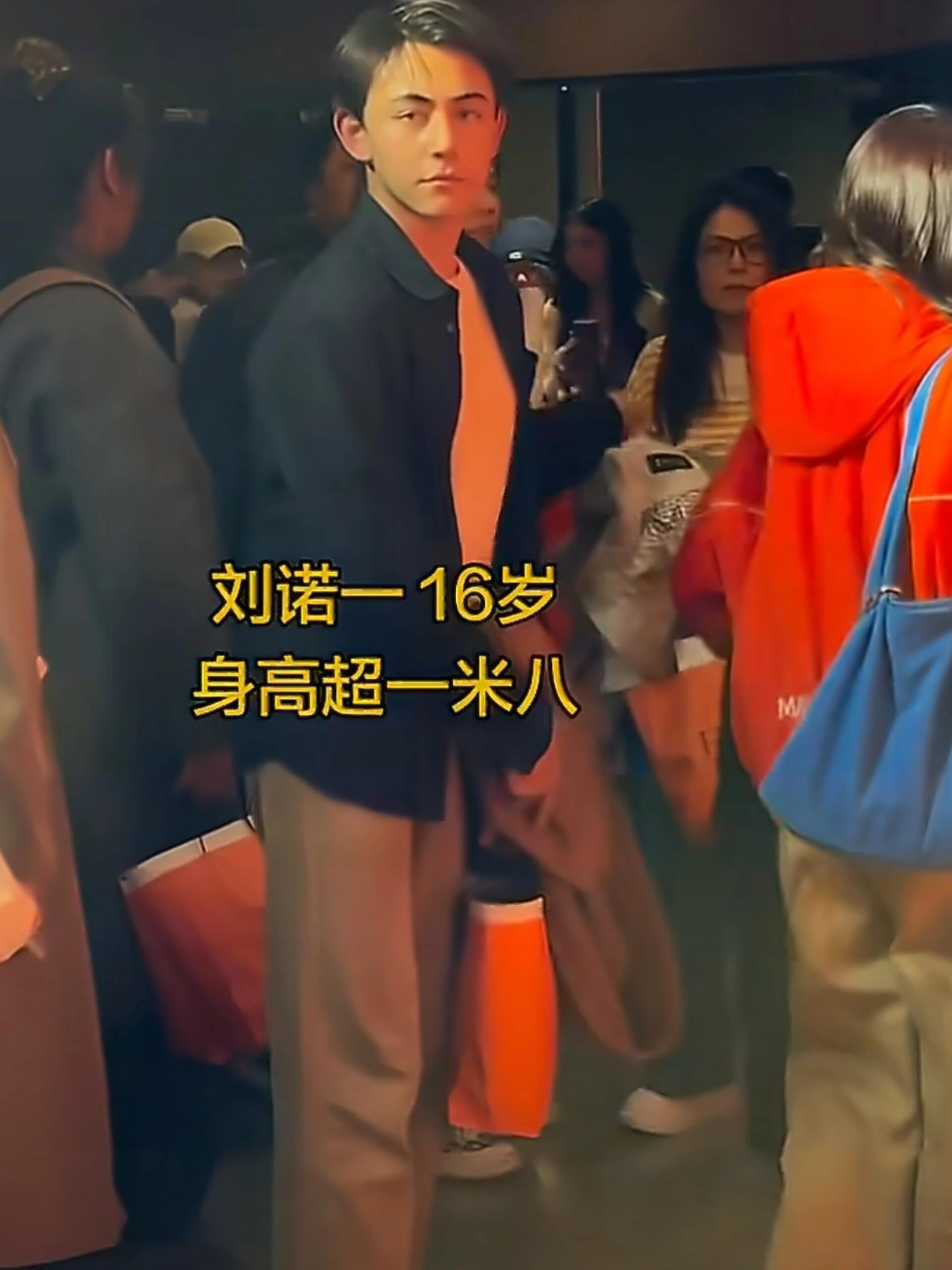 《爸爸去哪儿》里圈粉无数的诺一独自跑到线下影院，专门来给爸爸刘烨主演的主旋律电影