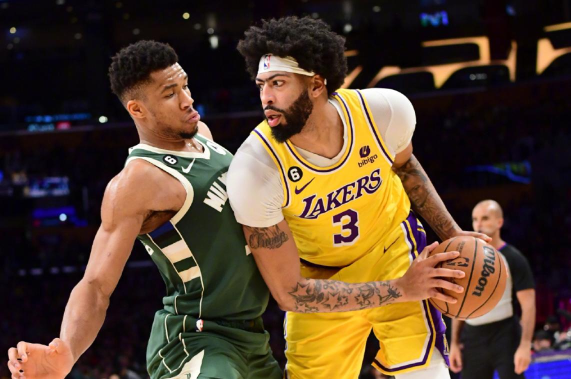 湖人106-115雄鹿，3连败！浓眉谈新援：湖人最重要的是我和詹姆斯
湖人和雄鹿