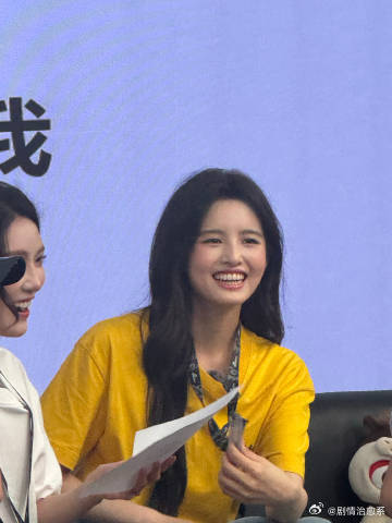 星女郎雪野新人美功夫女足扫楼新晋星女郎雪野线下扫楼氛围感拉满，干净清爽的长相特别