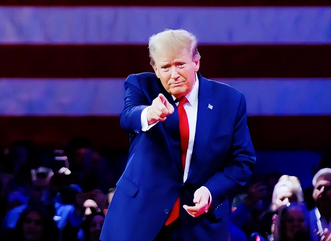 特朗普要栽了？要是民主党赢了中期选举，那么他的“末日”可能来临了，连任执政刚满一