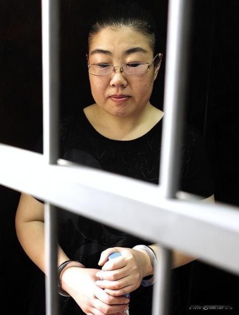 石家庄一奇女子，6年级就辍学，后盗窃了110万美元，用20年将自己包装成团委副书