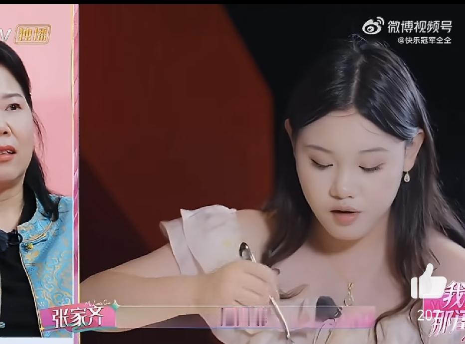 大家发现没有，
张家齐和她妈妈在节目里，
她的妈妈动不动就哭流眼泪，可是张家齐却