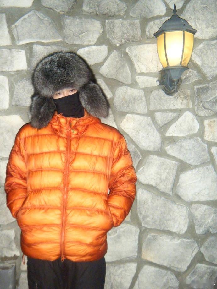 白敬亭潮男滑雪照白敬亭冷脸帅成这样，真的是太养眼了吧，我们的潮男滑雪照get了呀