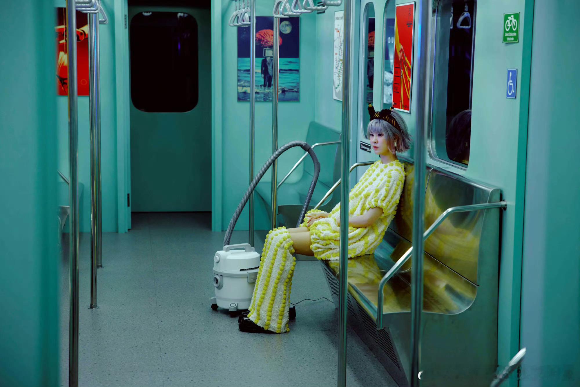 郁可唯在mv里打八段锦  好家伙这年头还有直接在MV里打八段锦的，不愧是郁可唯 