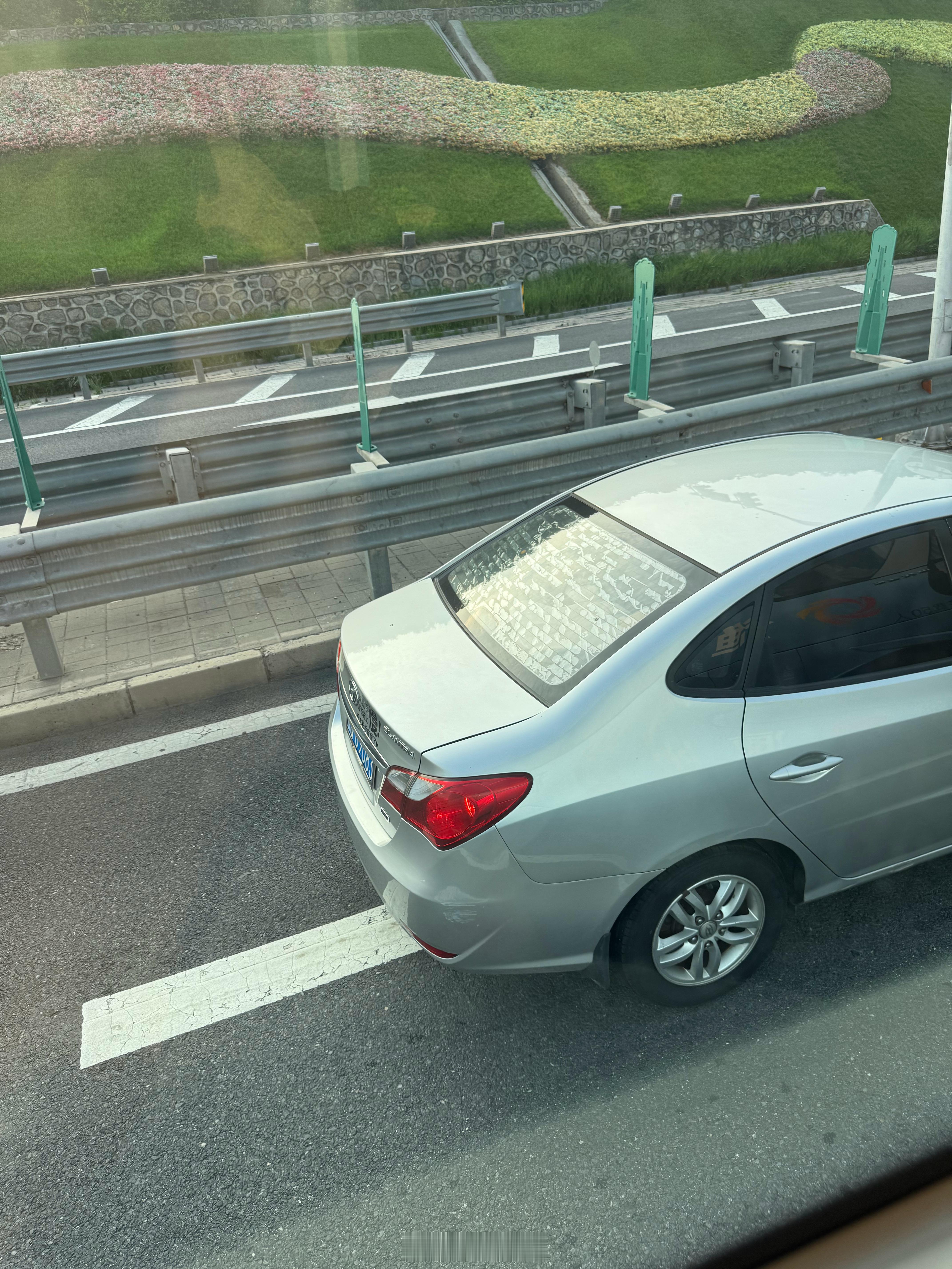 强迫症，真想替他把这个膜撕了重贴… ​​​
