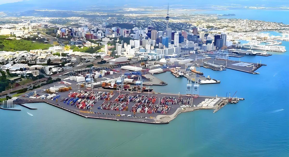 新加坡估计怎么也想不明白。
新加坡几十年靠马六甲海峡稳赚转口费，东南亚货物想去中