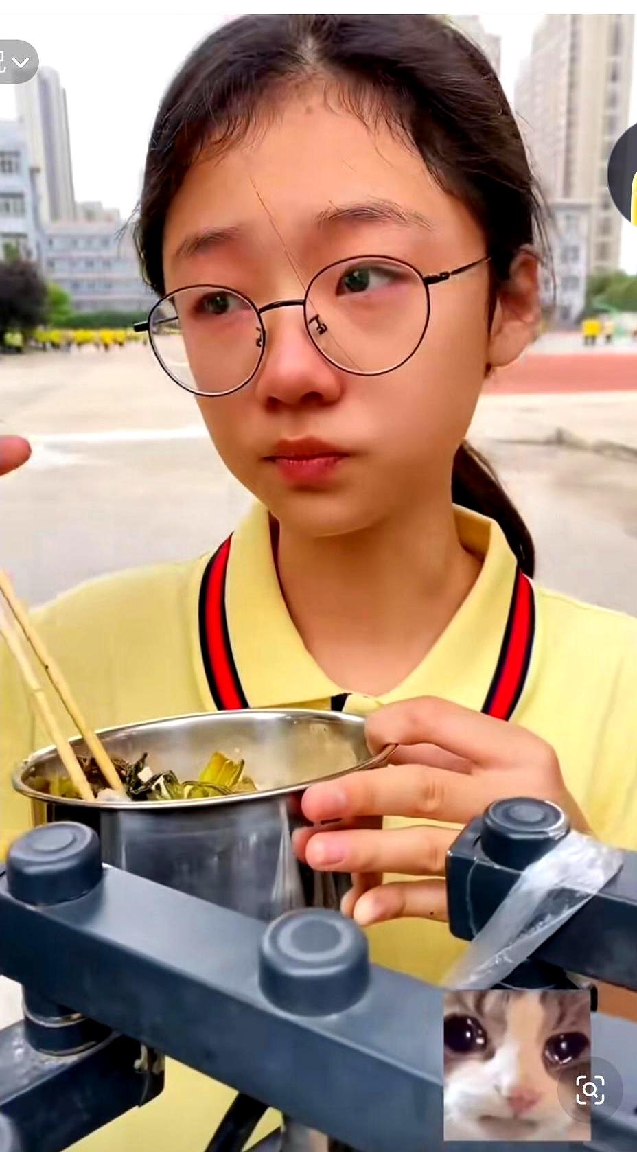 13岁的小姑娘，端着姑姑盛的饭，眼泪一颗一颗落在碗里。
5岁时父亲病逝，母亲改嫁