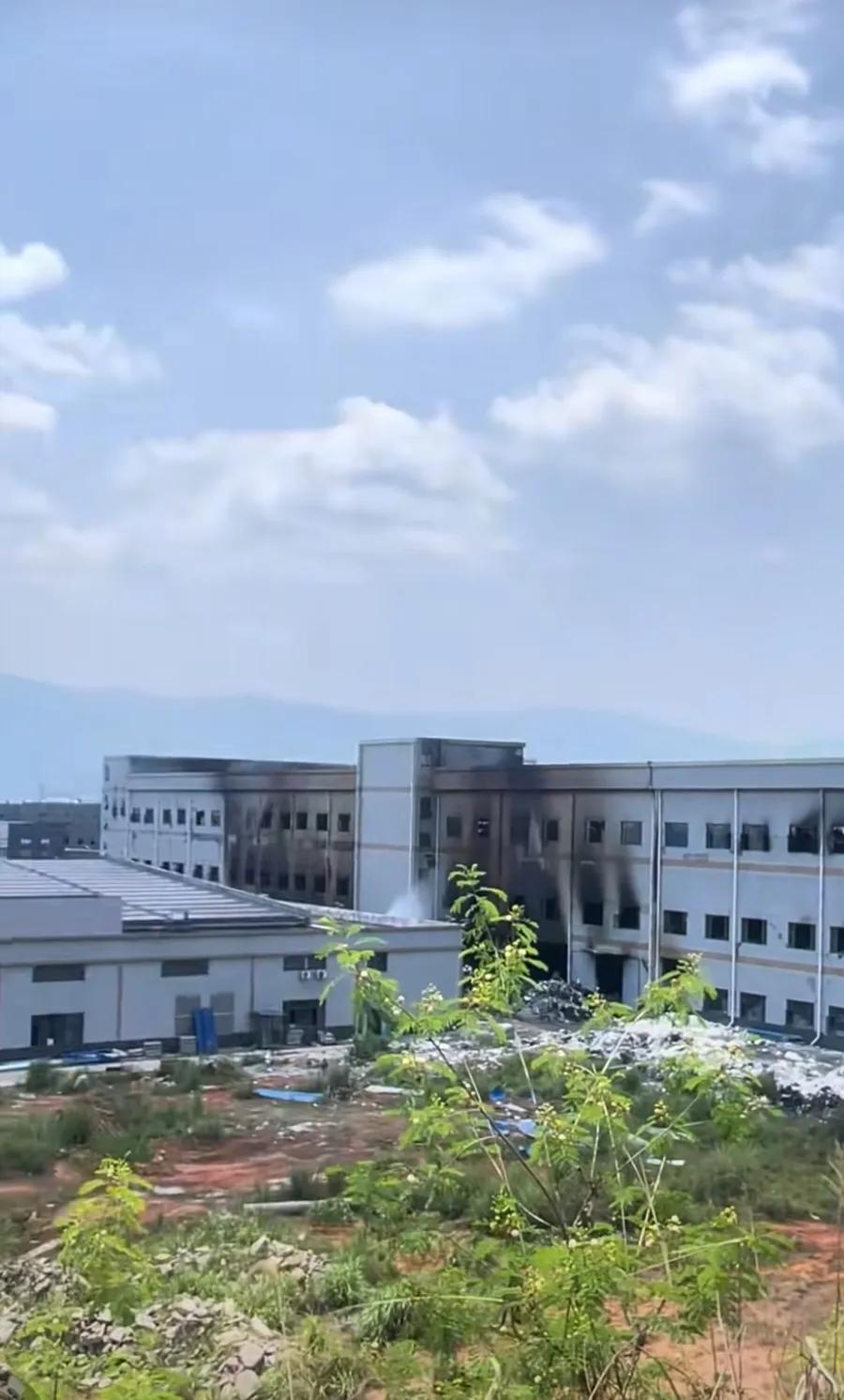 四川宜宾这个纺织厂所在的这栋楼，看起来是处于完全报废的状态。但是那个老板并不可怜