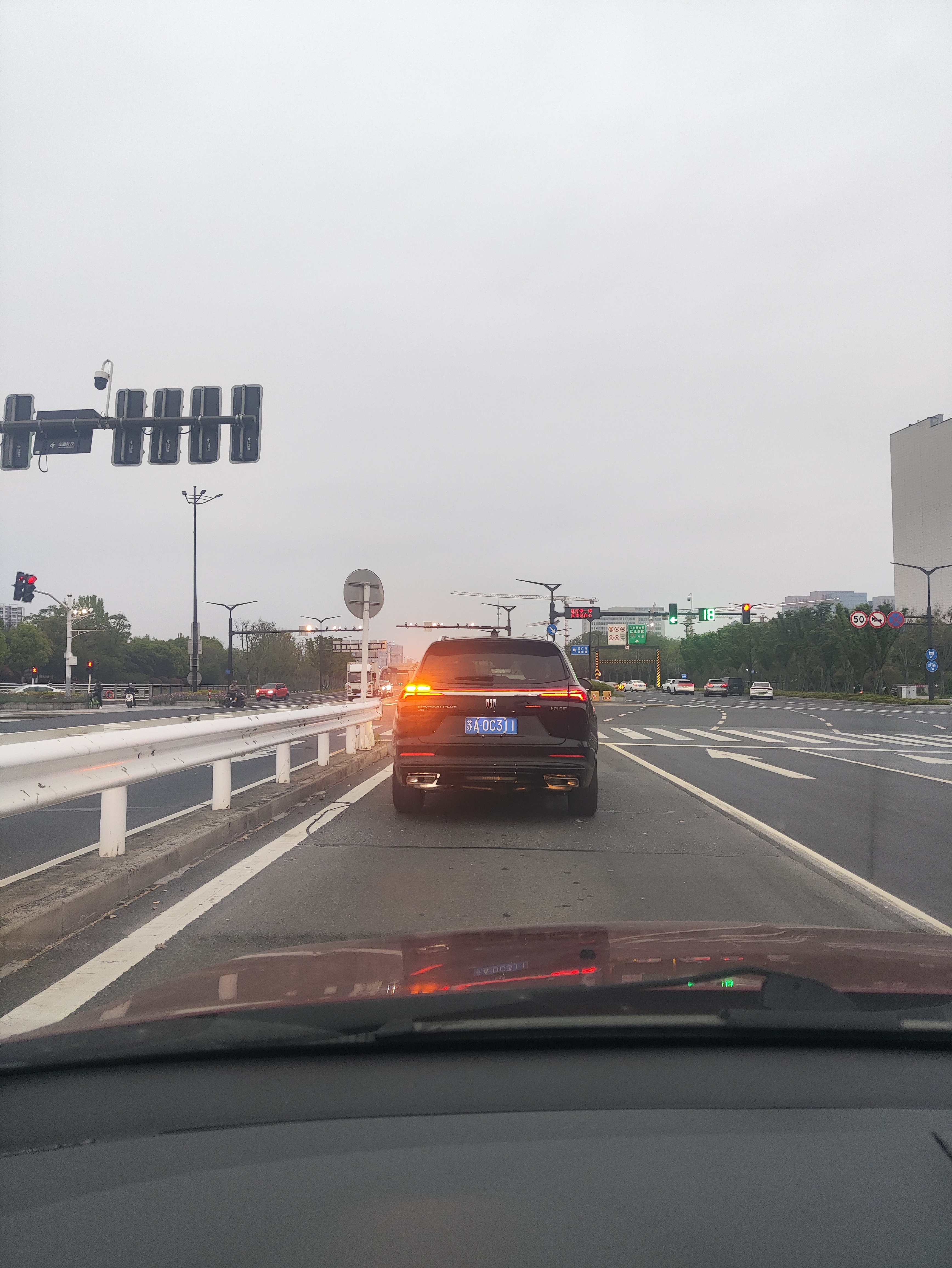 昂科威plus，还是那个话，一张脸害了一个车，尤其是配不上这个圆润饱满大气的屁股