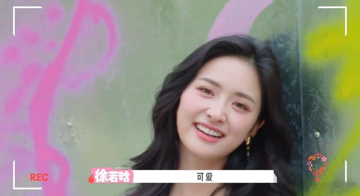徐若晗帮沈月拍回忆录短视频 救命！徐若晗给沈月拍的短视频，从长椅到涂鸦墙狂换景，