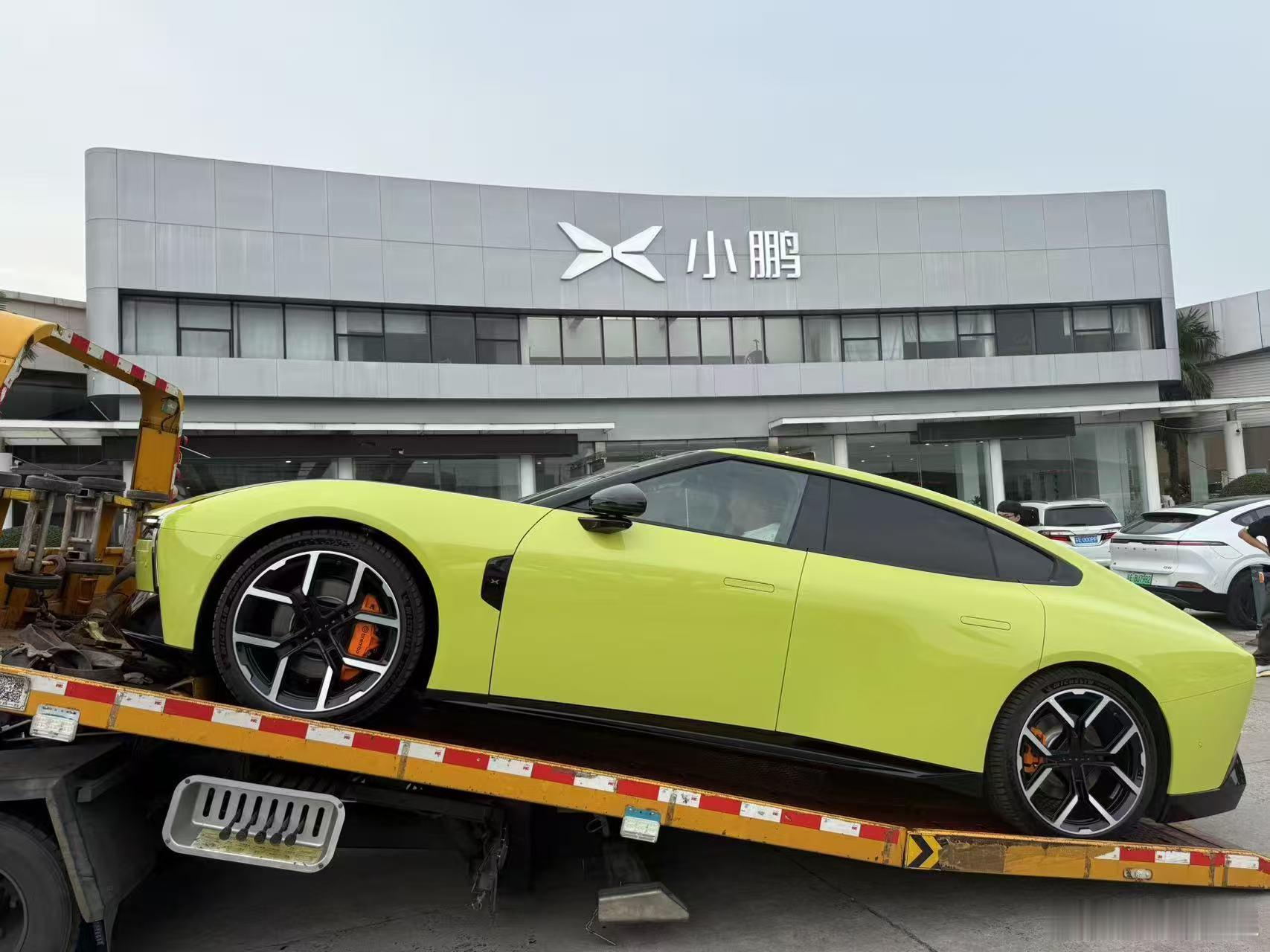 伴随着今晚发布会即将开始，全新 P7 也已经陆续到店了，强烈安利大家去看看黄色，