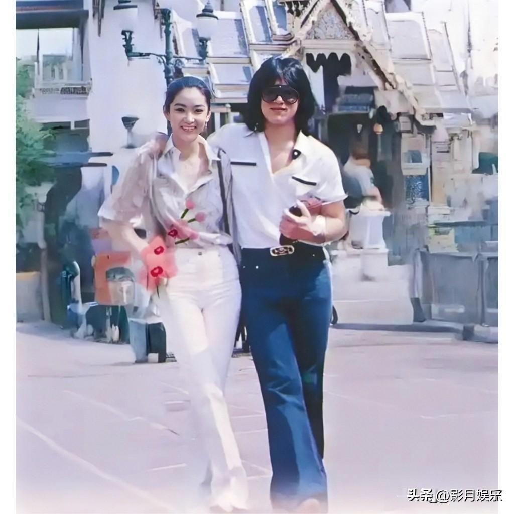 1979年，成龙游泰国时的街头照片，英俊潇洒。留下的美好时光。身边合影的美女更是